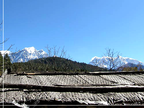 Nepal. Udsigt til Nilgiri, Annapurna I og Bharha Chuli ogs kaldet Fang eller Sikha [copyright: Erik Petersen]