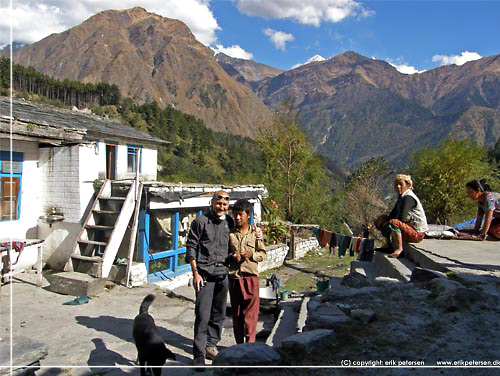 Nepal. Vi hilser igen p drengen Chandra, der var meget imponeret over vores lille solcelle lygte sidst vi var der [copyright: Erik Petersen]