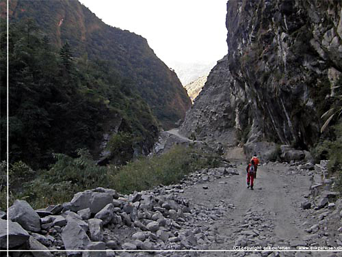 Nepal. Vi drager afsted i morgengryet. Lodgen ligger i udkanten af Ghasa, s vi er ude af byen med det samme [copyright: Erik Petersen]