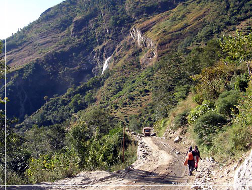 Nepal. Efter godt 2 timers vandring nrmer vi os Dana og glder os allerede til 'Verdens bedste kaffe' [copyright: Erik Petersen]