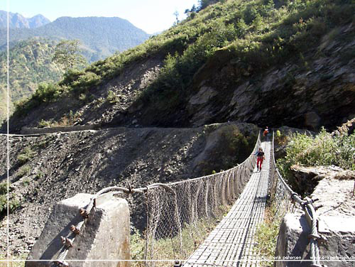 Nepal. Efter et stykke krydser vi igen over Kali Gandaki klften via en hngebro [copyright: Erik Petersen]