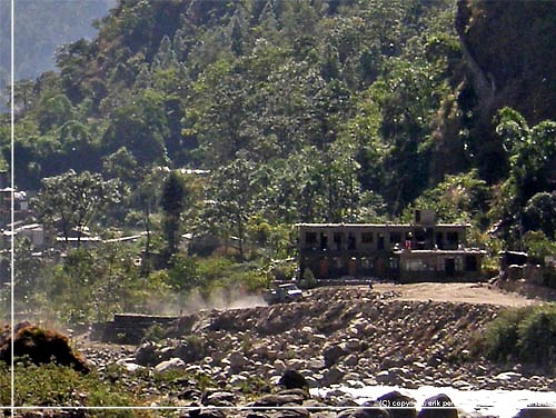 Nepal. Det nye lodge, der bliver bygget i den nordlige udkant af Tatopani [copyright: Erik Petersen]