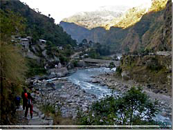 Nepal. Udsigt over floden, husene i Gharkhola og den nye vejbro, der ligner en miniature af den gamle Lillebltsbro [Klik for et strre billede]