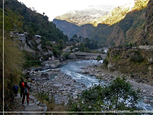 Nepal. Udsigt over Kali Gandaki floden, husene i Gharkhola og den nye vejbro [copyright: Erik Petersen]