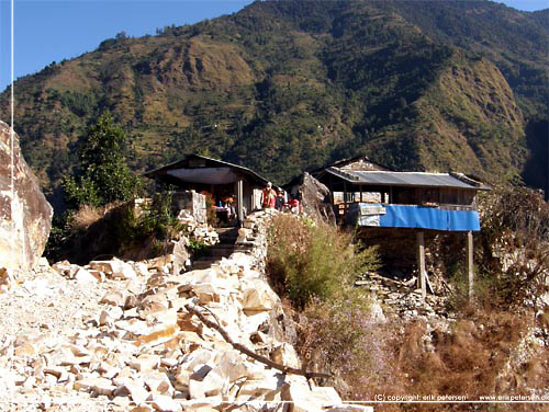 Nepal. Efter 2 timers vandring og ca 500 m opad nr vi frem til passet og Santosh Top Hill Lodge [copyright: Erik Petersen]