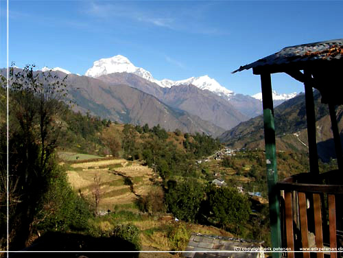 Nepal. Et tilbageblik over landskabet, som vores vandring har bragt os igennem. I baggrunden troner  Dhaulagiri [copyright: Erik Petersen]