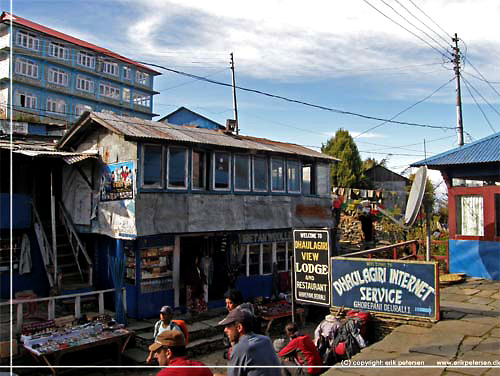 Nepal. S er vi fremme i den travle by Ghorepani [copyright: Erik Petersen]