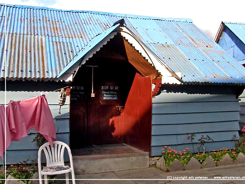 Nepal. Hver af hytterne p Sunny Hotel har fet navn efter nogle af de store navne indenfor bjergbestigning. Vores room no 102 var tilegnet Sir Edmund Hillary [copyright: Erik Petersen]