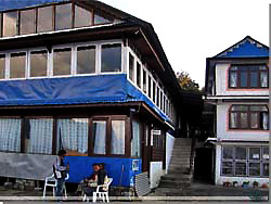 Nepal. Ghorepani. Vores lodge Sunny Hotels store spisehal [Klik for et strre billede]