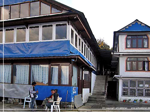 Nepal. Den store, meget store, dining hall i hovedbygningen p vores lodge Sunny Hotel i Ghorepani [copyright: Erik Petersen]