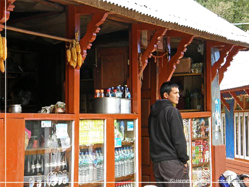 Nepal. Keshar foran butikken i Fishtail Peak Guest House i Banthanti [copyright: Erik Petersen]