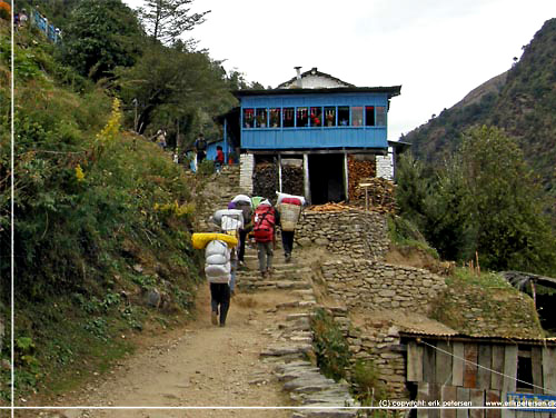 Nepal. Der er kun f flade strk p de sm 1400 m det gr nedad til Tikedhunga [copyright: Erik Petersen]