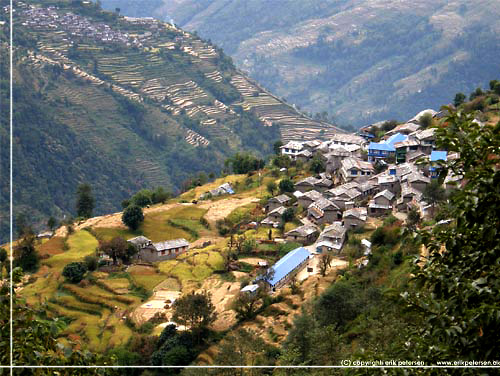 Nepal. To landsbyer dukker op, p hver sin side af klften. Det m vre Magar og Ulleri [copyright: Erik Petersen]