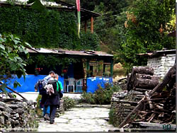 Nepal. Kaffe pause forude. Mira Lodge and Restaurant [Klik for et strre billede]