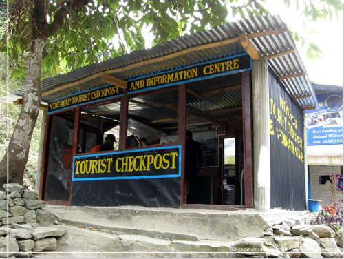 Nepal. Turistkontoret i Birethanti, hvor vi tjekker ud [copyright: Erik Petersen]