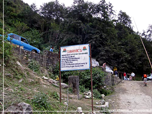 Nepal. I Nayapul holder taxier parat til at kapre kunder [copyright: Erik Petersen]