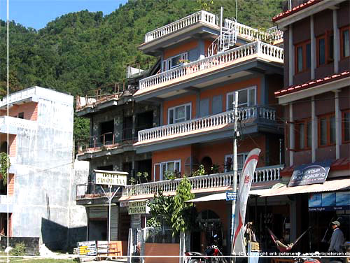 Nepal. Pokhara. Lake Side. Hotel Tropicana, som blev vores tilholdssted efter trekket [copyright: erikpetersen.dk]