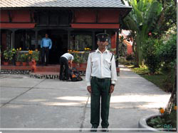 Nepal. Vores Gurkhakniv bevbnede hotelvagt foran Lake Wiev Resort i Pokhara [Klik for et strre billede]