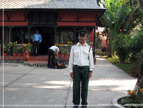 Nepal. Den Gurkhakniv bevbnede hotelvagt foran Hotel Lake Wiev Resort i Pokhara