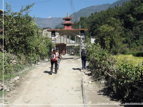 Nepal. Så dukkede Galeshwar op forude. En flot byport hilser velkommen Nepal. Så dukkede Galeshwar op forude. En flot byport hilser velkommen