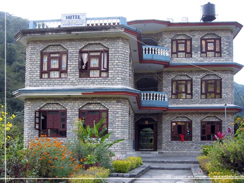 Nepal. Et flot tehus eller lodge. Hotel Paradis i Galeshwar Nepal. Et flot tehus eller lodge. 'Hotel Paradis' i Galeshwar
