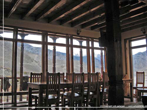 Nepal. The Dining Hall i Annapurna Lodge. Udsigten mod syd og Nilgiri gennem panorama vinduerne er magels [copyright: Erik Petersen]