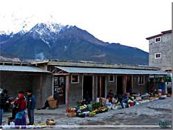 Nepal. Marked i Jomsom tidlig morgen [Klik for et strre billede]