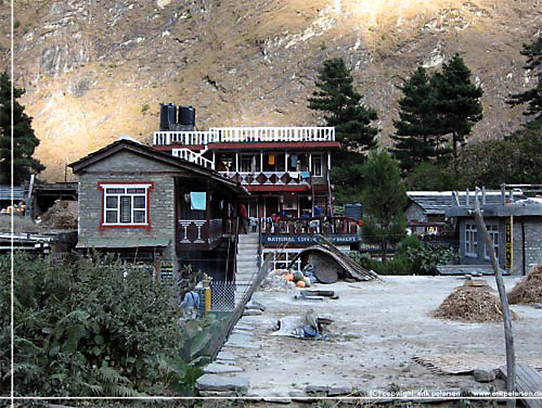 Nepal. Vi passerer 'National Lodge', hvor vi boede sidst vi var i Ghasa [copyright: Erik Petersen]