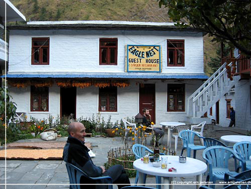 Nepal. Webmaster nyder en Everest l i grdhaven foran Eagle Nest Guest House i Ghasa, Mustang [copyright: Erik Petersen]