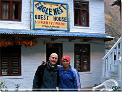 Nepal. Vrten og webmaster foran Eagles Nest Lodge i Ghasa [Klik for et strre billede]