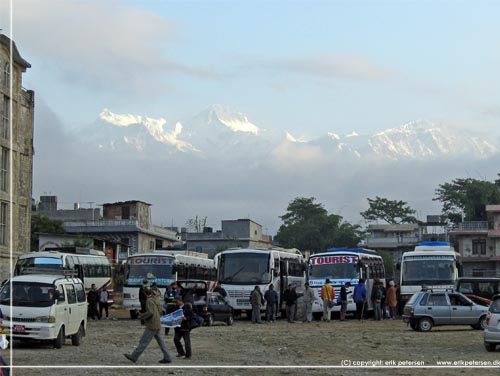 Nepal. Pokhara. Et lille udsnit af Pokharas travle busstation en tidlig morgen [copyright: erikpetersen.dk]