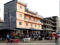 Nepal. Pokhara. Fra den travle busstation en tidlig morgen [Klik for et strre billede]