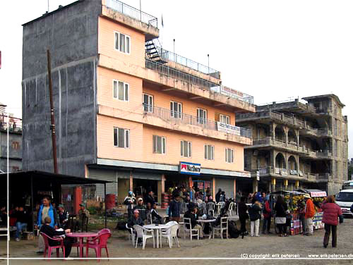 Nepal. Pokhara. Den travle busstation en tidlig morgen [copyright: erikpetersen.dk]
