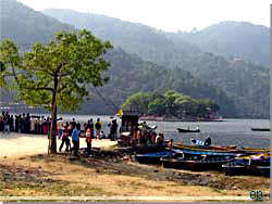 Nepal. Lake Side Pokhara. Bdeudlejning ved Phewa sen [Klik for et strre billede]