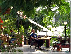 Nepal. Lake Side Pokhara. Webmaster p Busy Bee's terrasse [Klik for et strre billede]