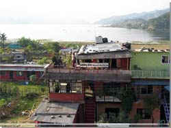 Nepal. Lake Side Phokara. Udsigt til Landing Zone fra tagterrassen p Hotel Tropicana [Klik for et strre billede]