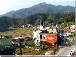 Nepal. Lake Side Phokara. Vejen fortstter videre rundt langs sen [Klik for et strre billede]