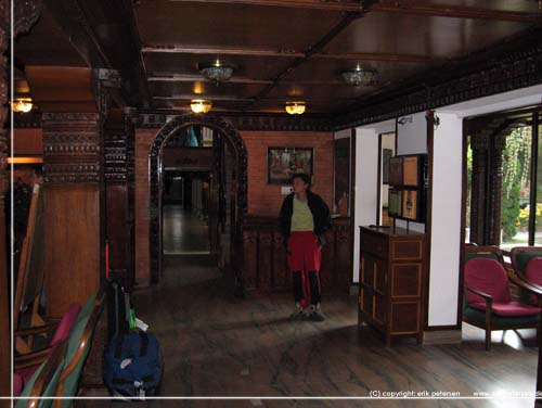 Nepal. Kathmandu Guest House. Hall'en ved receptionen [copyright: erikpetersen.dk]