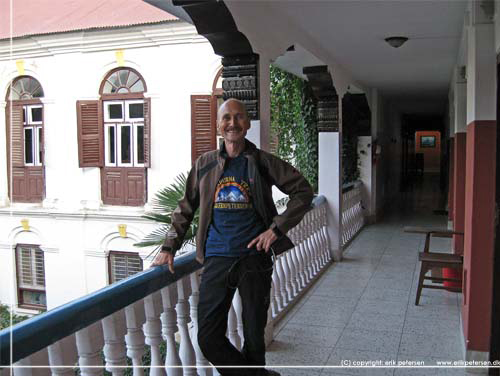 Nepal. Webmaster Erik Petersen p svalegangen i det rvrdige Hotel Kathmandu Guest House