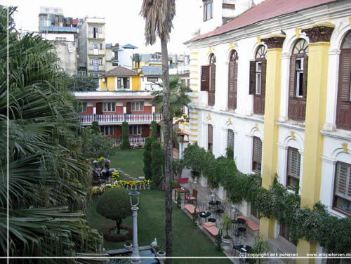 Nepal. Det rvrdige Hotel Kathmandu Guest House i Thamel. Den fredfyldte og fornemme have set lidt fra oven [copyright: erikpetersen.dk]