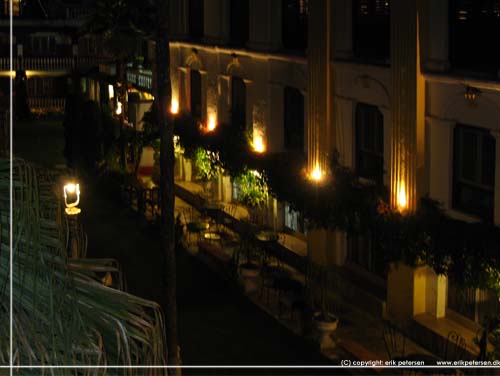 Nepal. Kathmandu Guest House by Night. En del af haven ved nattetide set fra balkonen [copyright: erikpetersen.dk]