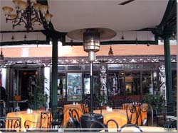 Nepal. Kathmandu Guest House. Den overdkkede grdhave restaurant [Klik for et strre billede]