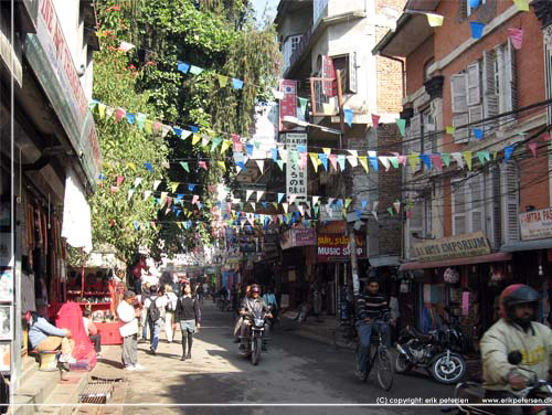 Nepal. Fra en farverig og mindre kaotisk gade i efterrs solen i trekker kvarteret Thamel, Kathmandu