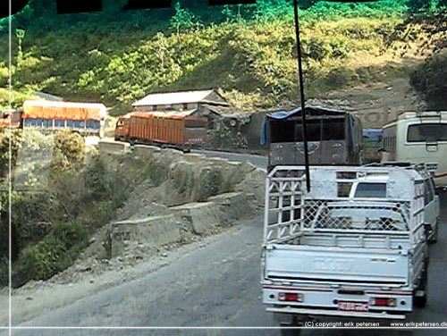 Nepal. Trafikken snegler sig af sted, nr det gr op ad bakke p hovedvejen mellem Kathmandu og Pokhara [copyright: erikpetersen.dk]