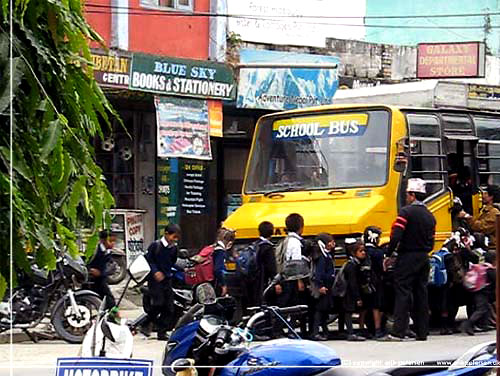 Nepal. Lake Side Pokhara. Skolebus afhenter eleverne efter endt undervisning [copyright: erikpetersen.dk]