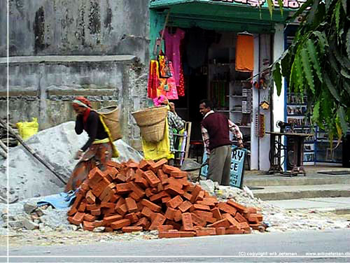 Nepal. Lake Side Pokhara. Byggeri p den hrde mde. Ingen smarte maskiner eller kraner her [copyright: erikpetersen.dk]