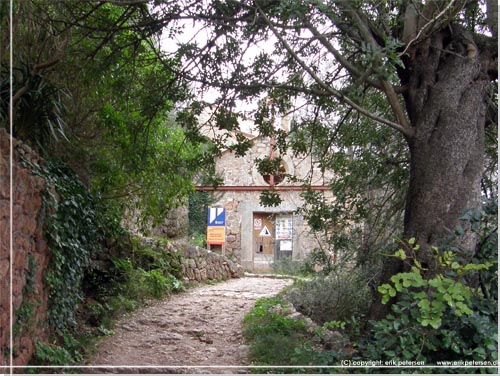 Mallorca. Ruinen af kapellet de Castello ses for enden af stien