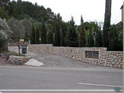 Mallorca. Lige bag bygningen er en indkørsel med en fin mur