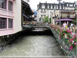 Chamonix, Frankrig. Floden l' Arve strmmer gennem byen