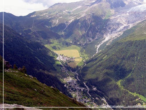 TMB. Vi fr en fantastisk udsigt. Vi kan se ned til Montrox og vores overnatningsby Le Tour, lidt lngere vk. Kan ogs se, at der er langt ned endnu